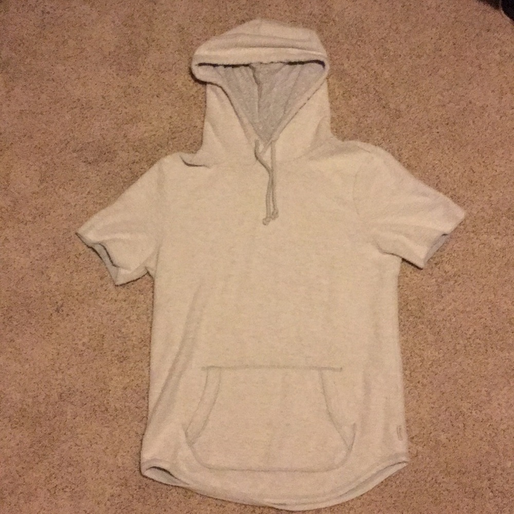 Short-sleeve Gray Hollister pullover with a good